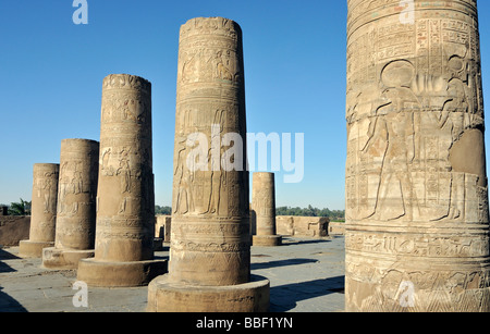 Säulen der zerstörten römischen Vorhof des Tempels von Haroeris und Sobek in Kom Ombo Ägypten Stockfoto