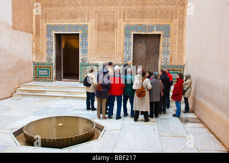 Reisegruppe in den Patio del Cuarto Dorado in der Alhambra in Granada Spanien Stockfoto