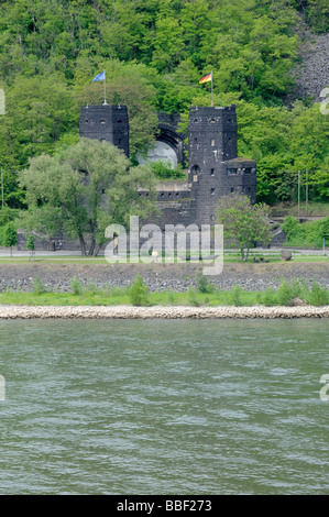 Säulen der zerstörten Brücke von Remagen, Deutschland Stockfoto