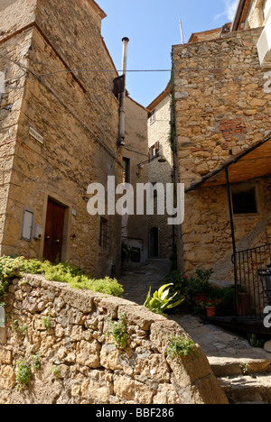 Toskana (Toscana) Italien - niedrigen Winkel Blick auf Gebäude außen mit Stein Wände in der mittelalterlichen Stadt Casale Marittimo Stockfoto