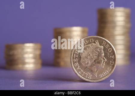 Makro von einem Pfund-Münze mit steigenden Münze Stapel im Hintergrund unscharf Stockfoto