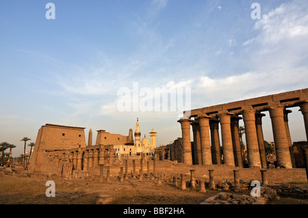 Ersten Pylon Peristyle Hof von Ramses II Moschee Abu el-Haggag Prozessionsstraße Kolonnade Amenophis III Luxor Tempel Ägyptens Stockfoto