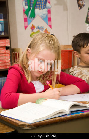 junger Mensch Kind Kinder Mädchen 8-9 jährige lesen liest im Klassenzimmer USA Herr © Myrleen Pearson Studium Stockfoto