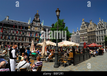 Touristen in Straßencafés, Antwerpen Grote Markt Hauptplatz, Belgien Stockfoto