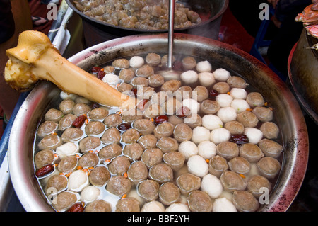 Chinesischer Suppentopf oder Suppe Kochen langsam auf einer Straße Anbieter Garküche in Dalian, China Stockfoto