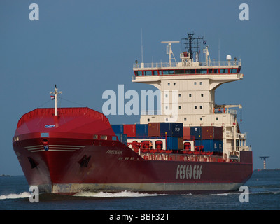 Containerschiff Frederik dämpfen im Landesinneren und nähert sich der Hafen von Rotterdam Zuid Holland Niederlande Stockfoto