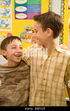 Multi ethnischen Multi ethnische Vielfalt ethnisch vielfältigen multikulturellen Multi kulturelle zwei jungen 8-9 jährige derselben unterschiedliche Höhen im Klassenzimmer Altersgruppe Stockfoto