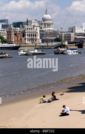 Büroangestellte entspannen am Strand in London. Stockfoto