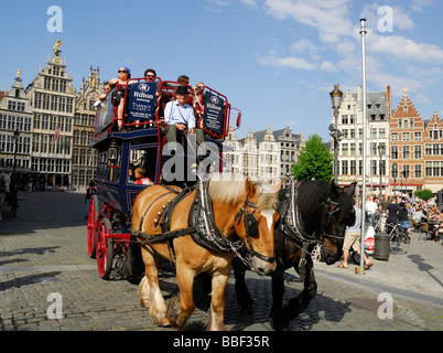 Pferdekutsche mit Touristen in Antwerpen Grote Markt Hauptplatz, Belgien Stockfoto