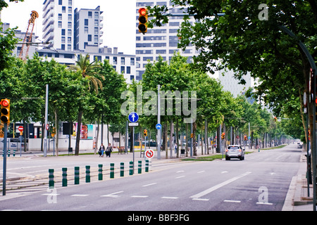 Hohen Gebäuden oder Bäumen Diagonal Avenue (Avinguda Diagonal)-Barcelona, Spanien Stockfoto