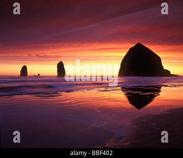 Schönen Sonnenuntergang über dem Pazifik auf Cannon Beach in Oregon Stockfoto