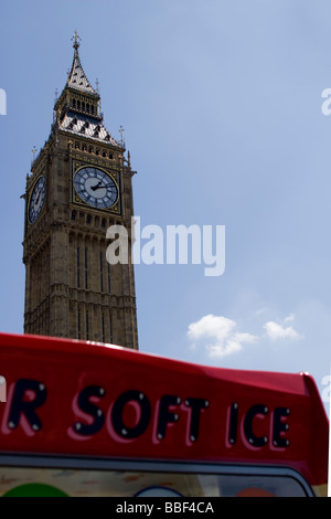 Big Ben gründete gegen einen Eiswagen in London. Stockfoto