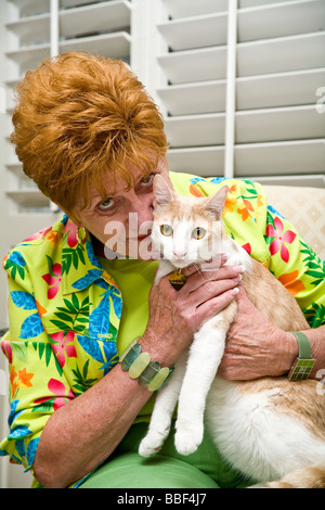 Portrait der älteren Frau mit Katze. Komfort Komfort tröstlich POV United Zustände Herr © Myrleen Pearson Stockfoto