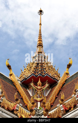 Dach-Turm mit geflügelten Garuda an Wat Hua Lompong in Bangkok, Thailand Stockfoto