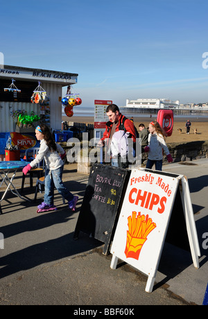 BESUCHER AUF DER VORDERSEITE IN FRÜHEN FRÜHLINGSSONNE WESTON SUPER MARE SOMERSET UK Stockfoto