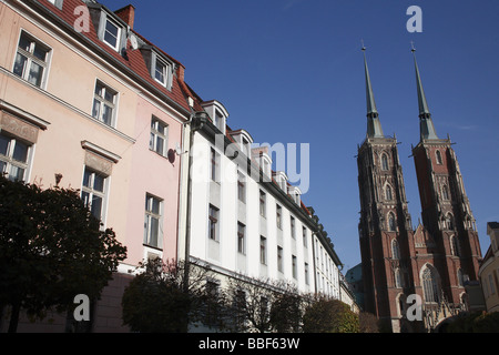 Kathedrale St. Johannes des Täufers mit Stadthäusern im Vordergrund, Wroclaw, Polen Stockfoto