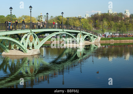 Brücke über einen Teich im Landesmuseum-Reserve Zarizyno, Moskau, Russland Stockfoto