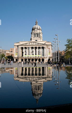 Nottingham-Marktplatz mit Rathaus und neue Sanierung Pool mit Brunnen auf dem Platz Stockfoto