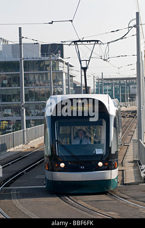 Nottingham-Straßenbahnen in und um Stadt und neben Nottingham Trent University Stockfoto