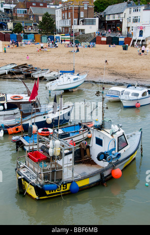 Broadstairs, Kent, England, UK. Viking Bay Beach - Boote im Hafen Stockfoto