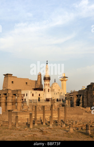 Ersten Pylon und Moschee von Abu-el-Haggag auf Website der Peristyl Hof von Ramses II der Luxor Tempel von Theben Ägypten Stockfoto