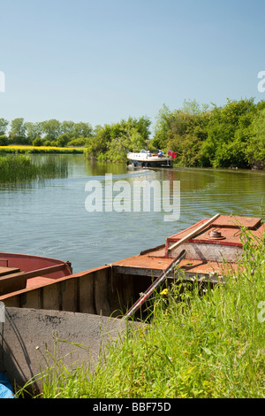 Vergnügen Sie Boot am Oberlauf der Themse stromaufwärts von Oxford Uk Stockfoto