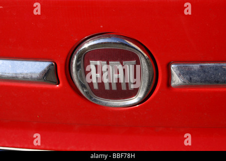 Fiat-Logo auf einem roten Fiat 500 Stockfoto