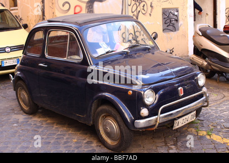 Alten blauen Fiat 500 geparkt Stockfoto