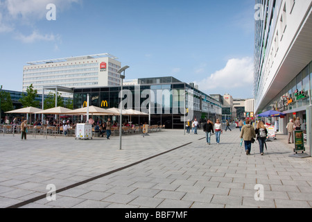 Geschäftige Straßenszene mit Café im Freien in der Prager Straße, Dresden. Stockfoto