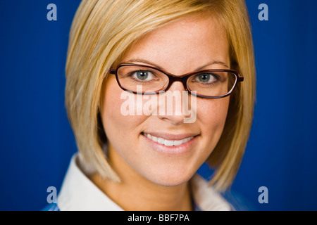 Lächelnde junge hübsche Frau Stockfoto