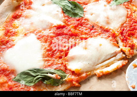 Nahaufnahme von Margherita Pizza mit frischem Basilikum und Mozzarella. Stockfoto