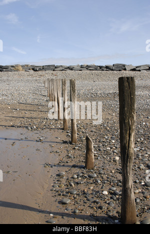 Hölzerne Breaker Reste am Strand von Tywyn, Wales