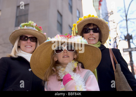 Der 5 th Avenue ist im April am Ostersonntag in New York City Manhattan Easter Parade statt. Stockfoto