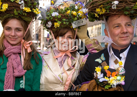 Der 5 th Avenue ist im April am Ostersonntag in New York City Manhattan Easter Parade statt. Stockfoto