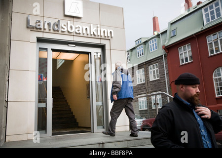 Island-Reykjavik 10 Oktober; Finanzkrise in Island. Menschen vor Landsbanki Bank zentrale, zentrale Reykjavík Stockfoto