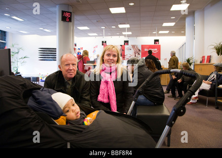 Island-Reykjavik 10 Oktober; Finanzkrise in Island. Familie wartet im Inneren Glitnir Bank, zentrale Reykjavík Stockfoto