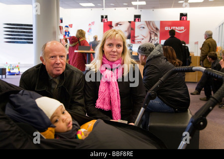 Island-Reykjavik 10 Oktober; Finanzkrise in Island. Drei-Generationen-Familie wartet im Inneren Glitnir Bank, zentrale Reykjavík Stockfoto