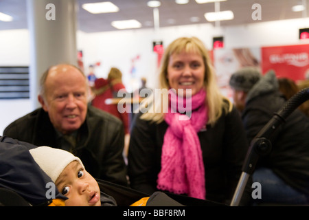 Island-Reykjavik 10 Oktober; Finanzkrise in Island. Drei-Generationen-Familie wartet im Inneren Glitnir Bank, zentrale Reykjavík Stockfoto