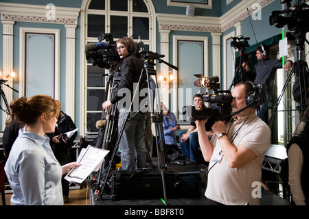 Nachrichten-Korrespondent und Cameracrew Druring eine Pressekonferenz Stockfoto