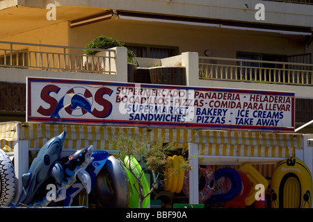 Zweisprachige Ladenschild, unterzeichnen in zwei Sprachen, Englisch und Spanisch, Fuengirola, Costa Del Sol, Andalusien, Spanien, Europa, Stockfoto