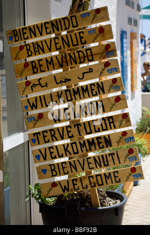 Mehrsprachige Schilder, unterzeichnen in vielen Sprachen, außerhalb ein Chiringuito in Fuengirola, Costa Del Sol, Andalusien, Spanien, Europa, Stockfoto