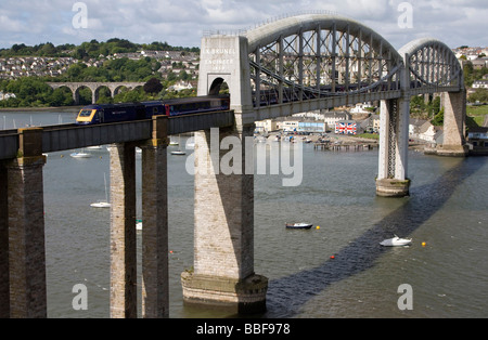 Royal Albert Eisenbahnbrücke trainieren Kreuzung Cornwall uk gb Stockfoto