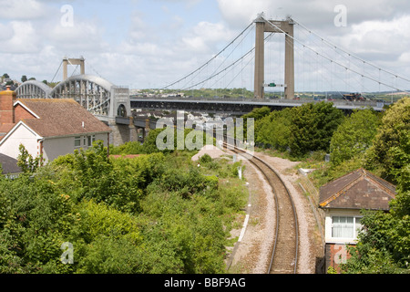 Eisenbahn-Ansatz River Tamar Bridges - Royal Albert Eisenbahnbrücke und Tamar Straße Brücke Cornwall England UK GB Stockfoto