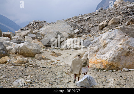 Auf dem Weg zum Gletscher Gaumukh Sadhus. Die Quelle des Flusses Ganges. Gangotri Nationalpark. Uttarakhand. Indien Stockfoto