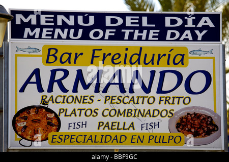 Zweisprachige Speisekarte an Bord, Zeichen in zwei Sprachen (Englisch und Spanisch) über einem Restaurant in Fuengirola, Costa Del Sol, Spanien Stockfoto