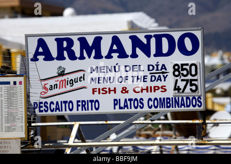 Zweisprachige Speisekarte an Bord, Zeichen in zwei Sprachen (Englisch und Spanisch) über einem Restaurant in Fuengirola, Costa Del Sol, Andalusien, Stockfoto