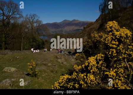 Ausflügler erfreuen sich die Sonne und die herrliche Aussicht auf Keswick und Skiddaw Ashness Brücke im Lake District Stockfoto