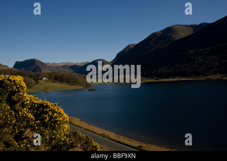 Crummock Wasser in den Lake District, fotografiert an einem sonnigen Frühlingstag Stockfoto