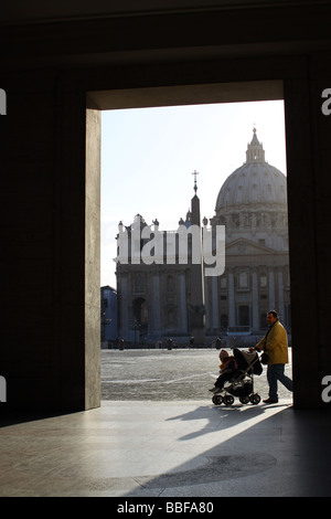 Menschen Sie drängen Baby in einem Kinderwagen an der Basilika St. Peter, Vatikan. Stockfoto