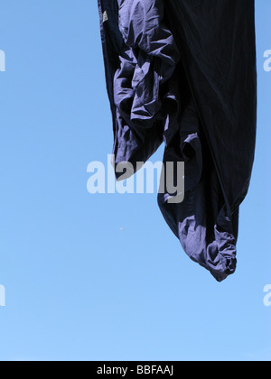 eine blaue Betttuch Wäscheleine in der Sonne hängen Stockfoto